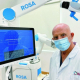 Dr Galindo con el robot ROSA