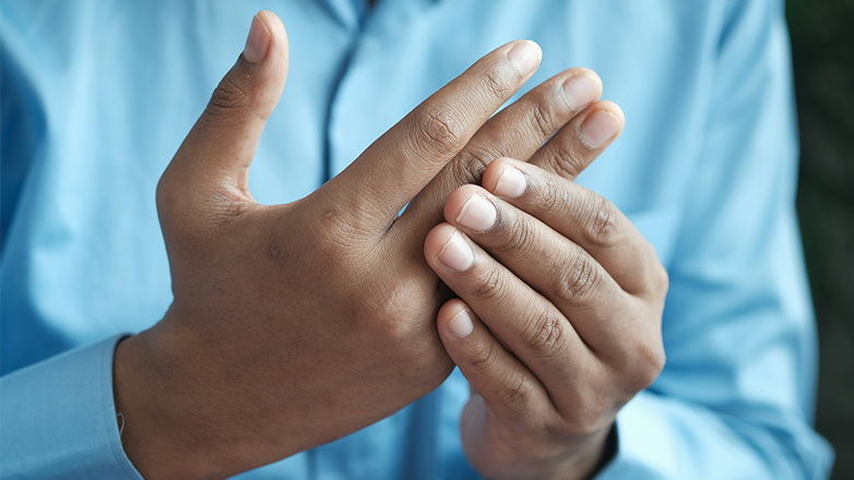 Imagen de una persona con dolor de mano y muñeca