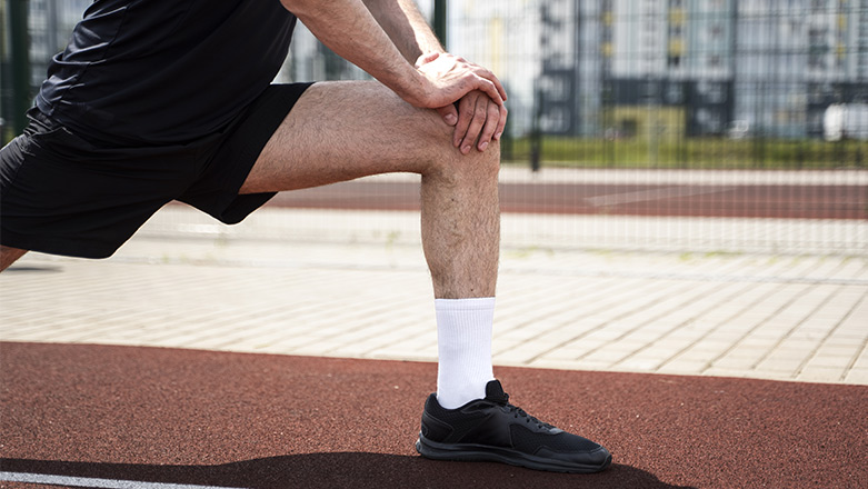 Imagen de una persona realizando estiramientos de la rodilla con prótesis de rodilla